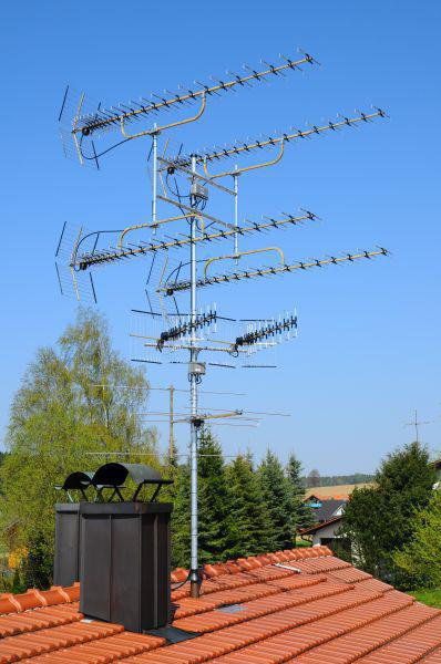Sestava televizních antén na střeše domu