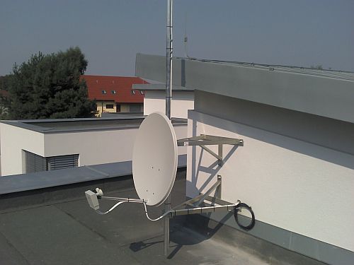 Satelitní parabola nainstalovaná na střeše domu